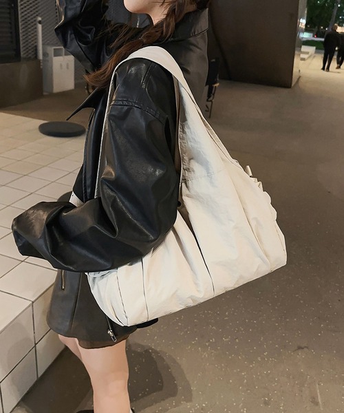 LA VORAGINE（ラ ヴォラジネ）の「撥水2WAYポケバルーントートバッグ（トートバッグ・レディース・ベージュ/アイボリー/ブラック/グレー・FREE）」の17枚目の写真