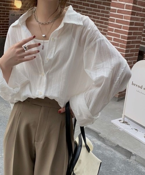 Shirt stripe style — белая оверсайз рубашка в полоску, длинный рукав, топ‑слой, кондиционирование для холодного помещения