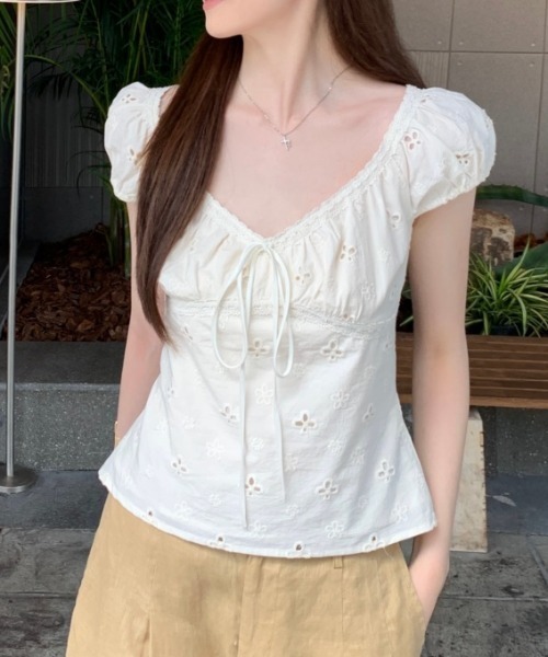 AMAJI（アマジ）の「レーストリム フロントリボン ジャガード ギャザー Vネック 半袖Tシャツ（Tシャツ/カットソー・レディース・ベージュ・SMALL/MEDIUM/LARGE/X-LARGE）」の3枚目の写真