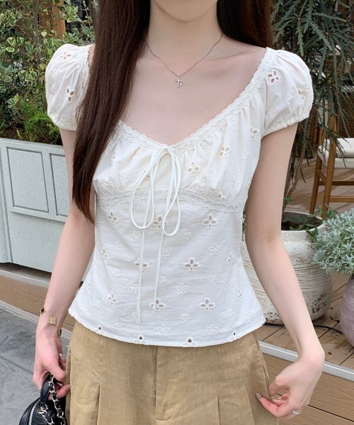 AMAJI（アマジ）の「レーストリム フロントリボン ジャガード ギャザー Vネック 半袖Tシャツ（Tシャツ/カットソー・レディース・ベージュ・SMALL/MEDIUM/LARGE/X-LARGE）」の2枚目の写真