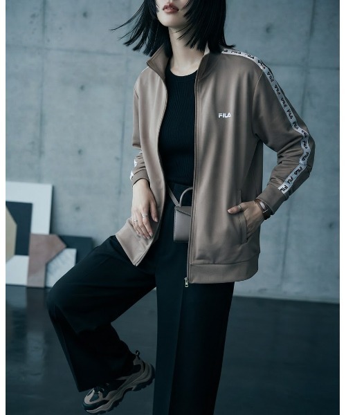 FILA（フィラ）の「LOGO TAPE TRACK TOP / ロゴテープ　トラックトップ（その他トップス・メンズ・ブラック/ダークグレー/カーキ・M/L/XL）」の3枚目の写真
