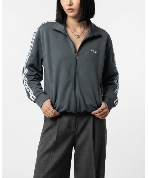 FILA（フィラ）の「LOGO TAPE TRACK TOP / ロゴテープ　トラックトップ（その他トップス・メンズ・ブラック/ダークグレー/カーキ・M/L/XL）」の2枚目の写真