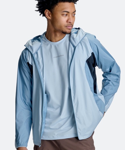 UNDER ARMOUR(アンダーアーマー)の「アンダーアーマー UNDER ARMOUR UAハイブリッド トレインジャケット(ナイロンジャケット・メンズ・サックスブルー/ブラック・3L/LL/L/M)」の2枚目の写真