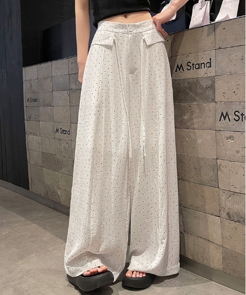 &soiree(アンドソワレ)の「ベルトデザインプチドットワイドパンツ(その他パンツ・レディース・ホワイト・MEDIUM/LARGE/X-LARGE/SMALL)」の1枚目の写真