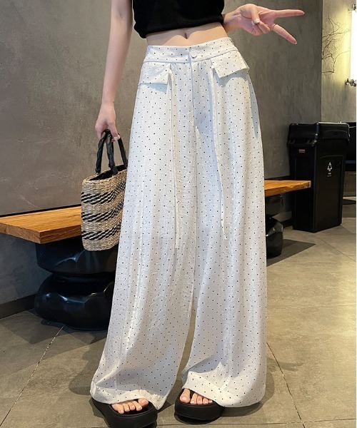 &soiree(アンドソワレ)の「ベルトデザインプチドットワイドパンツ(その他パンツ・レディース・ホワイト・MEDIUM/LARGE/X-LARGE/SMALL)」の2枚目の写真