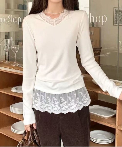 &soiree(アンドソワレ)の「レースレイヤードVネック長袖トップス(Tシャツ/カットソー・レディース・オフホワイト・X-LARGE/LARGE/MEDIUM/SMALL)」の1枚目の写真