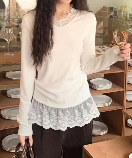 &soiree(アンドソワレ)の「レースレイヤードVネック長袖トップス(Tシャツ/カットソー・レディース・オフホワイト・X-LARGE/LARGE/MEDIUM/SMALL)」の2枚目の写真
