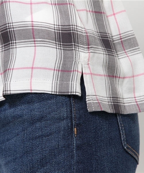 X-girl(エックスガール)の「PLAID SLEEVELESS SHIRT /シャツ/ブラウス/チェック/シンプル/刺繍/袖なし/ノースリーブ(シャツ/ブラウス・レディース・ホワイト/ブラック・1/2)」の9枚目の写真