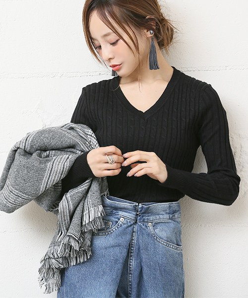 coca（coca）（コカ）の「優しい肌触りのVネックケーブルニット（ニット/セーター・レディース・グレー/ネイビー/ブラック/ワイン/ホワイト・ONE SIZE/M/L）」の3枚目の写真