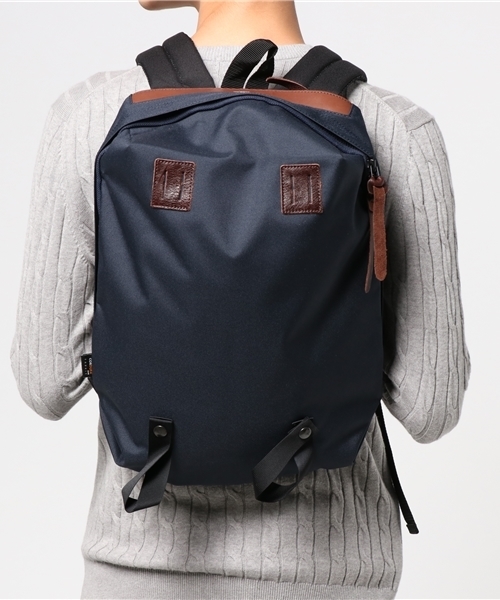 THE CASUAL(カジュアル)の「日本製コーデュラナイロンスクエアデイパック(バックパック/リュック・メンズ・チャコール/ネイビー・FREE)」の6枚目の写真