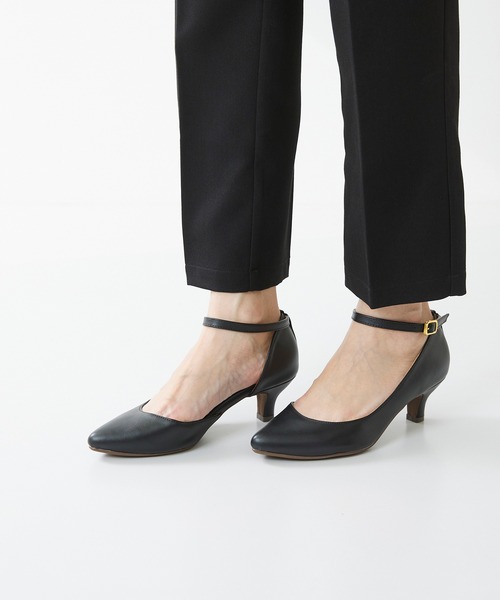 flune（フリューン）の「サイドカット ストラップパンプス（パンプス・レディース・キャメル/グレー/ブラック系その他/ナチュラル/ホワイト/ベージュ系その他/スモークピンク/ピンク系その他/その他/ブラック系その他2/ピンク/グリーン系その他/ブラック/カーキ/モカ/ゴールド/シルバー/レッド系その他/ボルドー/ブルー系その他/ブラック系その他3/ピンク系その他2/その他2/グレー系その他/ライトベージュ/ライトグリーン/その他3/ライトグレー・21.5cm/21.0cm/24.0cm/23.0cm/24.5cm/22.5cm/25.0cm/26.0cm/27.0cm/26.5cm/23.5cm/25.5cm/22.0cm）」の4枚目の写真