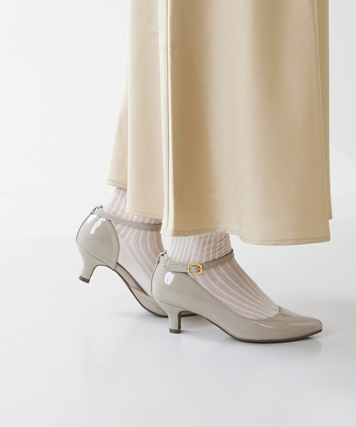 flune（フリューン）の「サイドカット ストラップパンプス（パンプス・レディース・キャメル/グレー/ブラック系その他/ナチュラル/ホワイト/ベージュ系その他/スモークピンク/ピンク系その他/その他/ブラック系その他2/ピンク/グリーン系その他/ブラック/カーキ/モカ/ゴールド/シルバー/レッド系その他/ボルドー/ブルー系その他/ブラック系その他3/ピンク系その他2/その他2/グレー系その他/ライトベージュ/ライトグリーン/その他3/ライトグレー・21.5cm/21.0cm/24.0cm/23.0cm/24.5cm/22.5cm/25.0cm/26.0cm/27.0cm/26.5cm/23.5cm/25.5cm/22.0cm）」の8枚目の写真