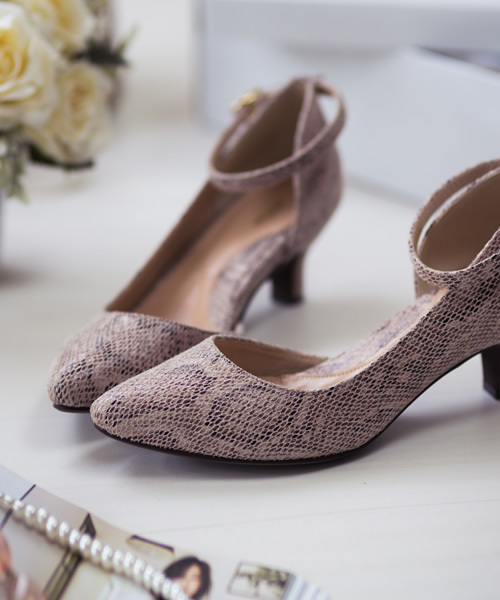 flune（フリューン）の「サイドカット ストラップパンプス（パンプス・レディース・キャメル/グレー/ブラック系その他/ナチュラル/ホワイト/ベージュ系その他/スモークピンク/ピンク系その他/その他/ブラック系その他2/ピンク/グリーン系その他/ブラック/カーキ/モカ/ゴールド/シルバー/レッド系その他/ボルドー/ブルー系その他/ブラック系その他3/ピンク系その他2/その他2/グレー系その他/ライトベージュ/ライトグリーン/その他3/ライトグレー・21.5cm/21.0cm/24.0cm/23.0cm/24.5cm/22.5cm/25.0cm/26.0cm/27.0cm/26.5cm/23.5cm/25.5cm/22.0cm）」の11枚目の写真