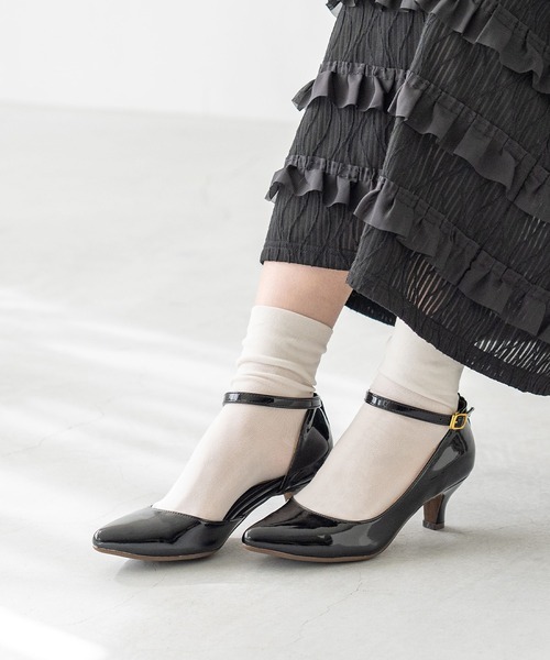 flune（フリューン）の「サイドカット ストラップパンプス（パンプス・レディース・キャメル/グレー/ブラック系その他/ナチュラル/ホワイト/ベージュ系その他/スモークピンク/ピンク系その他/その他/ブラック系その他2/ピンク/グリーン系その他/ブラック/カーキ/モカ/ゴールド/シルバー/レッド系その他/ボルドー/ブルー系その他/ブラック系その他3/ピンク系その他2/その他2/グレー系その他/ライトベージュ/ライトグリーン/その他3/ライトグレー・21.5cm/21.0cm/24.0cm/23.0cm/24.5cm/22.5cm/25.0cm/26.0cm/27.0cm/26.5cm/23.5cm/25.5cm/22.0cm）」の5枚目の写真