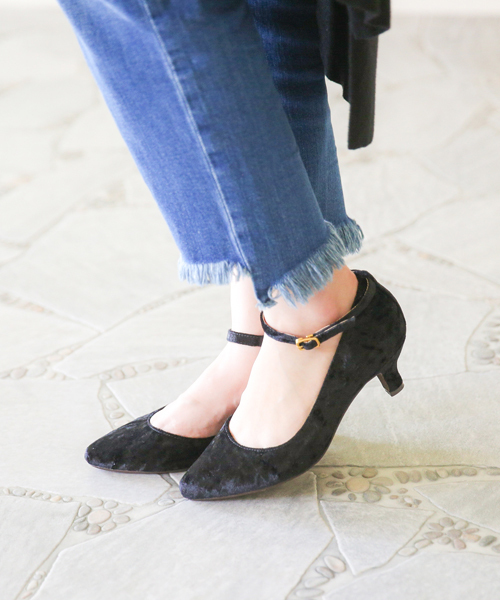 flune（フリューン）の「サイドカット ストラップパンプス（パンプス・レディース・キャメル/グレー/ブラック系その他/ナチュラル/ホワイト/ベージュ系その他/スモークピンク/ピンク系その他/その他/ブラック系その他2/ピンク/グリーン系その他/ブラック/カーキ/モカ/ゴールド/シルバー/レッド系その他/ボルドー/ブルー系その他/ブラック系その他3/ピンク系その他2/その他2/グレー系その他/ライトベージュ/ライトグリーン/その他3/ライトグレー・21.5cm/21.0cm/24.0cm/23.0cm/24.5cm/22.5cm/25.0cm/26.0cm/27.0cm/26.5cm/23.5cm/25.5cm/22.0cm）」の6枚目の写真