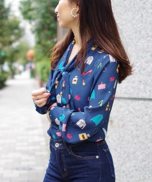 NARACAMICIE(ナラカミーチェ)の「【日本上陸30th限定コラボモデル】VIVA MODA ボウタイブラウス(シャツ/ブラウス・レディース・ホワイト/ネイビー・SMALL/MEDIUM/LARGE)」の7枚目の写真