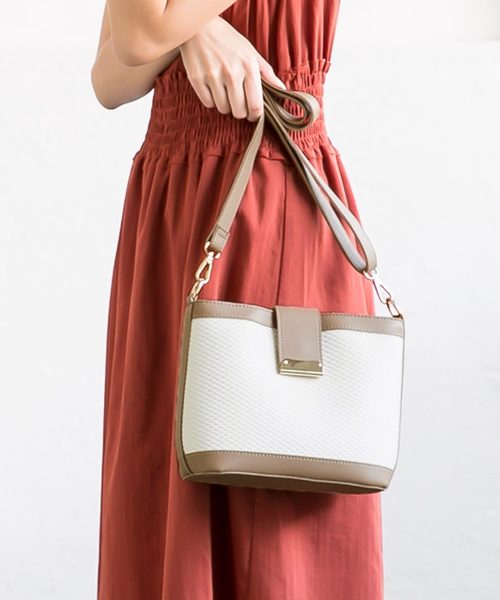 KOBE LETTUCE(コウベレタス)の「フロント金具配色ショルダーバッグ(ショルダーバッグ・レディース・ベージュ/ブラウン/ブラック・FREE)」の3枚目の写真