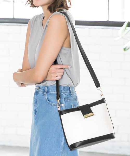 KOBE LETTUCE(コウベレタス)の「フロント金具配色ショルダーバッグ(ショルダーバッグ・レディース・ベージュ/ブラウン/ブラック・FREE)」の2枚目の写真