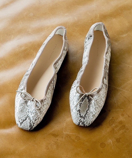 A part by（アパートバイ）の「シャーリングバレエシューズ　847988（バレエシューズ・レディース・ブラック/グレー系その他/ゴールド系その他/シルバー/ブラック系その他/ホワイト/ライトベージュ/グレー系その他6・MEDIUM/LARGE）」の4枚目の写真