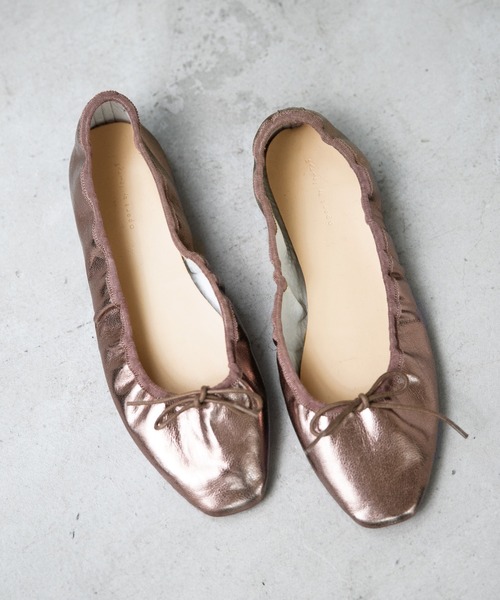 A part by（アパートバイ）の「シャーリングバレエシューズ　847988（バレエシューズ・レディース・ブラック/グレー系その他/ゴールド系その他/シルバー/ブラック系その他/ホワイト/ライトベージュ/グレー系その他6・MEDIUM/LARGE）」の8枚目の写真