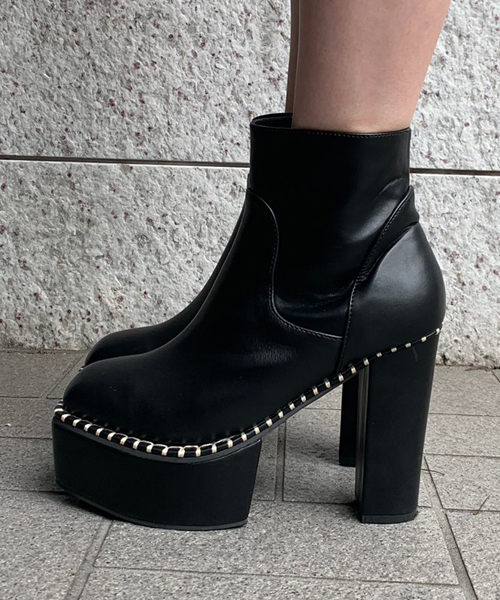 ENVYM（アンビー）の「ステッチショートブーツ（ブーツ・レディース・ブラウン/ブラック・22.5㎝/23.5㎝/24.5㎝）」の3枚目の写真