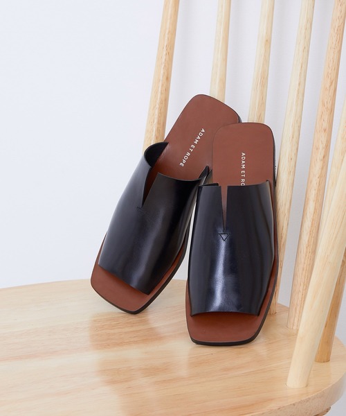 ADAM ET ROPE'(アダムエロペ)の「レザースリットスライダーサンダル(サンダル・レディース・ブラック/ベージュ/レッド・36/37/38)」の2枚目の写真