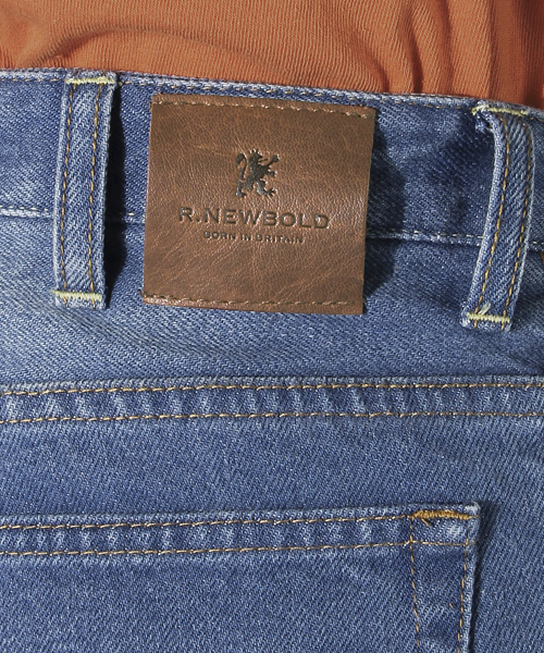 R.NEWBOLD（アールニューボールド）の「HARD WASH "スリムテーパード ジーンズ"/245113（デニムパンツ・メンズ・ライトインディゴブルー・XX-LARGE/LARGE/MEDIUM/SMALL/X-LARGE）」の2枚目の写真