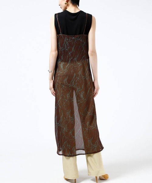 STUNNING LURE（スタニングルアー）の「プリントバイヤスキャミワンピース（ワンピース・レディース・ブラウン・1/2/0）」の4枚目の写真