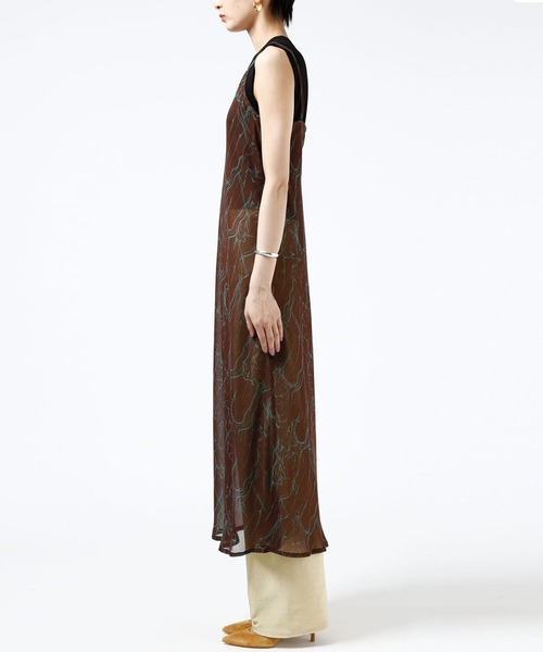 STUNNING LURE（スタニングルアー）の「プリントバイヤスキャミワンピース（ワンピース・レディース・ブラウン・1/2/0）」の3枚目の写真