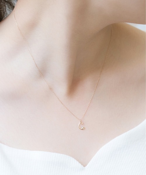 me.luxe（ミーリュクス）の「K10PG　ダイヤモンド　イニシャルネックレス（ネックレス・レディース・C/E/J/N/T・FREE）」の2枚目の写真