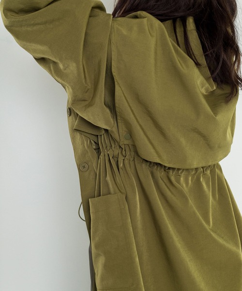 w closet（ダブルクローゼット）の「ポリナイロンツイルケープジャケットコート（ノーカラーコート・レディース・ライトカーキ/ベージュ・FREE）」の20枚目の写真