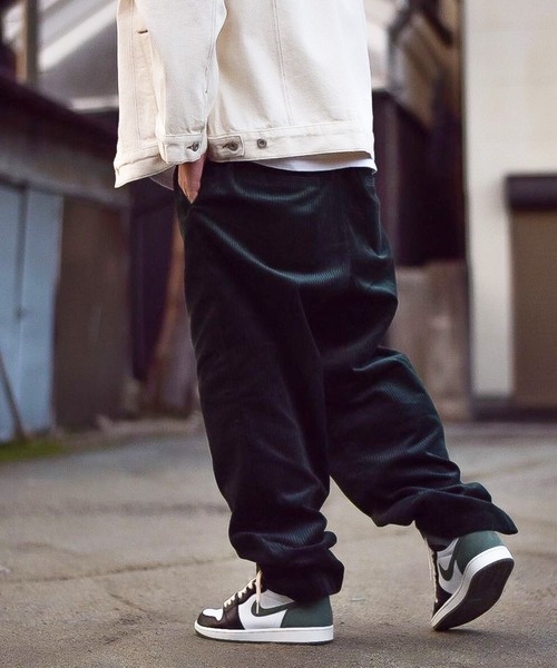 ８(eight)（エイト）の「太ピッチコーデュロイワイドパンツ（チノパンツ・メンズ・アイボリー/ブラック/ダークグリーン/ダークブラウン/ダークブルー・MEDIUM/SMALL/LARGE）」の5枚目の写真
