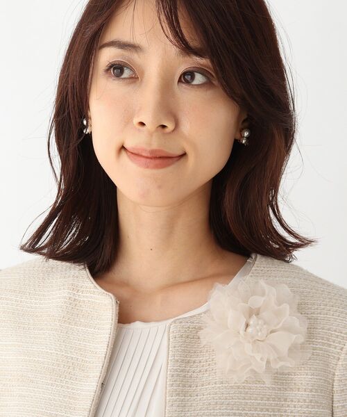 OPAQUE.CLIP（オペークドットクリップ）の「◆フェイクパール付きコサージュ（ブローチ/コサージュ・レディース・ネイビー/ライトベージュ・00）」の4枚目の写真