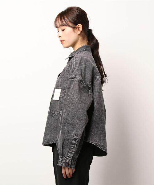 HONEYSUCKLE ROSE（ハニーサックルローズ）の「【HONEYSUCKLE ROSE】ショートデニムシャツアウター（シャツ/ブラウス・レディース・ブラック・L/M）」の2枚目の写真