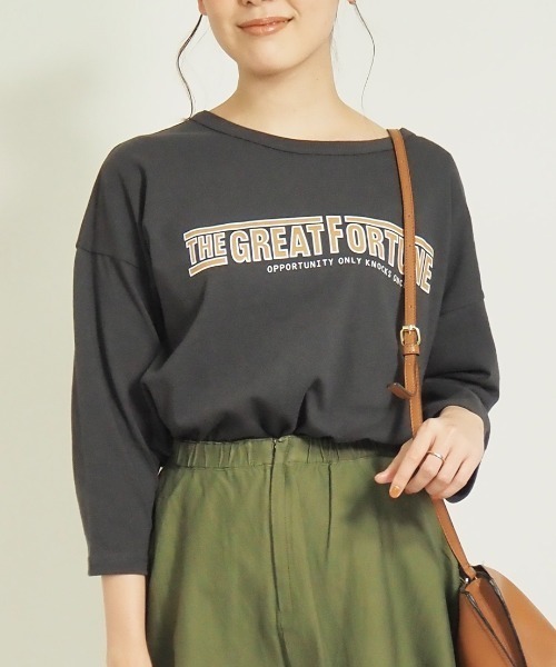 FUNALIVE(ファンアライブ)の「AMERICAN FUDGE ゆったりサイズGREATロゴプリント8分袖Tee(Tシャツ/カットソー・レディース・グリーン/チャコール/ホワイト系その他/パープル系その他/オフホワイト/グリーン系その他/ラベンダー/チャコールグレー・FREE)」の4枚目の写真