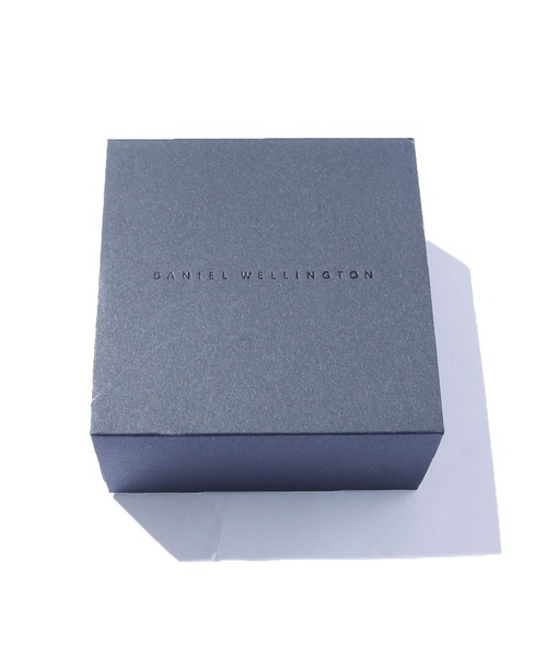 Daniel Wellington(ダニエルウェリントン)の「Daniel Wellington ダニエル・ウェリントン Classic Cuff Large ブレスレット バングル(バングル/リストバンド・メンズ・ゴールド・ONE SIZE)」の2枚目の写真