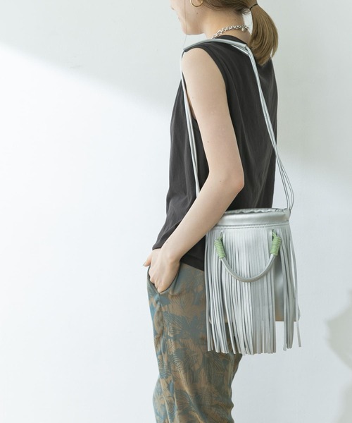 URBAN RESEARCH(アーバンリサーチ)の「フリンジショルダーバッグ(ショルダーバッグ・レディース・ブラック/ベージュ/シルバー・-)」の4枚目の写真