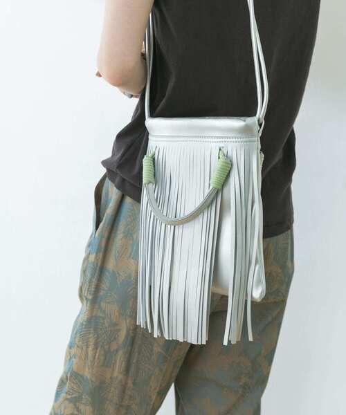 URBAN RESEARCH(アーバンリサーチ)の「フリンジショルダーバッグ(ショルダーバッグ・レディース・ブラック/ベージュ/シルバー・-)」の5枚目の写真