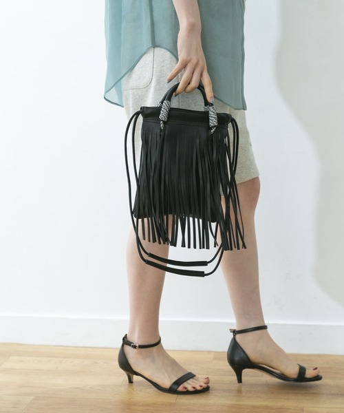URBAN RESEARCH(アーバンリサーチ)の「フリンジショルダーバッグ(ショルダーバッグ・レディース・ブラック/ベージュ/シルバー・-)」の7枚目の写真