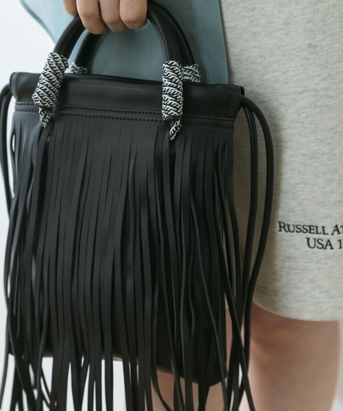 URBAN RESEARCH(アーバンリサーチ)の「フリンジショルダーバッグ(ショルダーバッグ・レディース・ブラック/ベージュ/シルバー・-)」の9枚目の写真