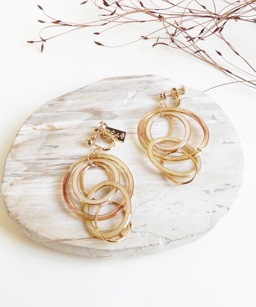 The Rule(ザルール)の「The Rule ザルール:Delft earring:パズルリング イヤリング(イヤリング・レディース・ベージュ/ブラウン/グレー/クリア・FREE)」の1枚目の写真