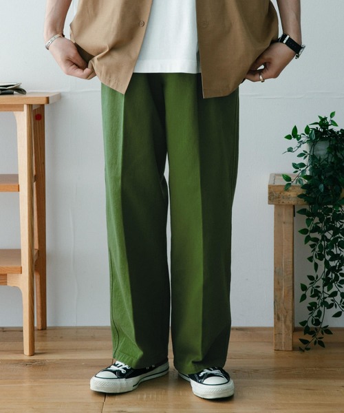 ITEMS URBANRESEARCH（アイテムズ アーバンリサーチ）の「カラーコットン クリースパンツ（その他パンツ・メンズ・ベージュ/ブルー/グリーン・MEDIUM/LARGE）」の2枚目の写真