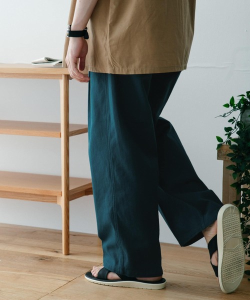 ITEMS URBANRESEARCH（アイテムズ アーバンリサーチ）の「カラーコットン クリースパンツ（その他パンツ・メンズ・ベージュ/ブルー/グリーン・MEDIUM/LARGE）」の8枚目の写真