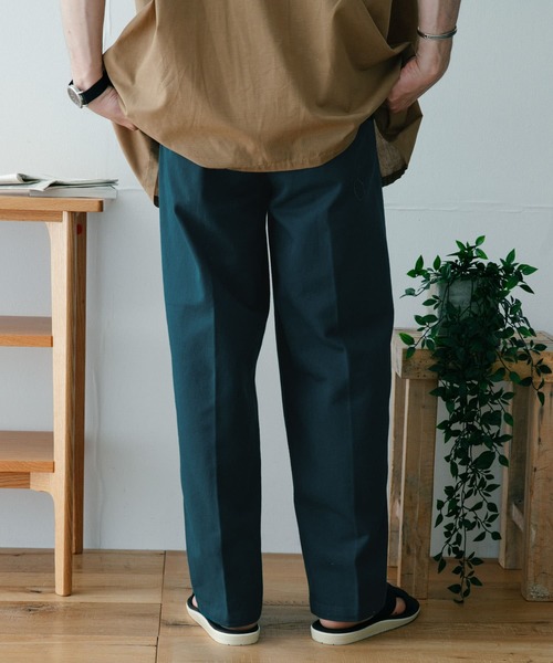 ITEMS URBANRESEARCH（アイテムズ アーバンリサーチ）の「カラーコットン クリースパンツ（その他パンツ・メンズ・ベージュ/ブルー/グリーン・MEDIUM/LARGE）」の17枚目の写真