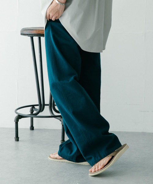 ITEMS URBANRESEARCH（アイテムズ アーバンリサーチ）の「カラーコットン クリースパンツ（その他パンツ・メンズ・ベージュ/ブルー/グリーン・MEDIUM/LARGE）」の10枚目の写真
