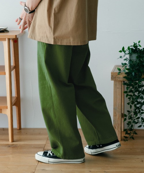 ITEMS URBANRESEARCH（アイテムズ アーバンリサーチ）の「カラーコットン クリースパンツ（その他パンツ・メンズ・ベージュ/ブルー/グリーン・MEDIUM/LARGE）」の15枚目の写真