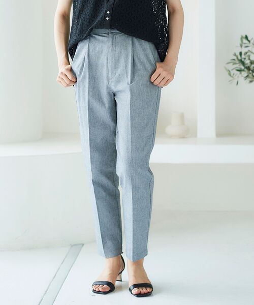 le.coeur blanc（ルクールブラン）の「シャンブレーテーパードパンツ（スラックス・レディース・ネイビー/サックスブルー・38/36）」の2枚目の写真