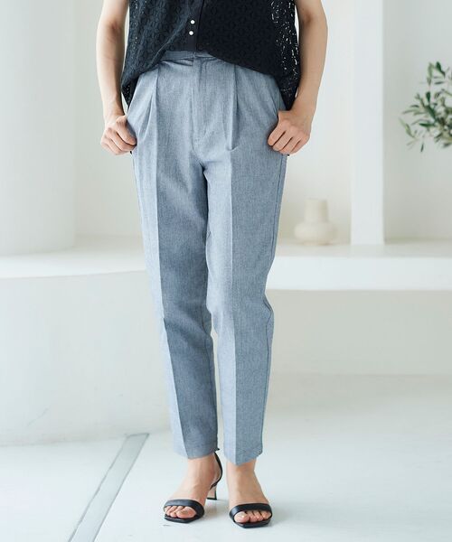 le.coeur blanc（ルクールブラン）の「シャンブレーテーパードパンツ（スラックス・レディース・ネイビー/サックスブルー・38/36）」の4枚目の写真