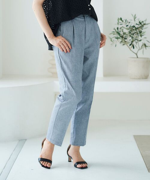 le.coeur blanc（ルクールブラン）の「シャンブレーテーパードパンツ（スラックス・レディース・ネイビー/サックスブルー・38/36）」の17枚目の写真