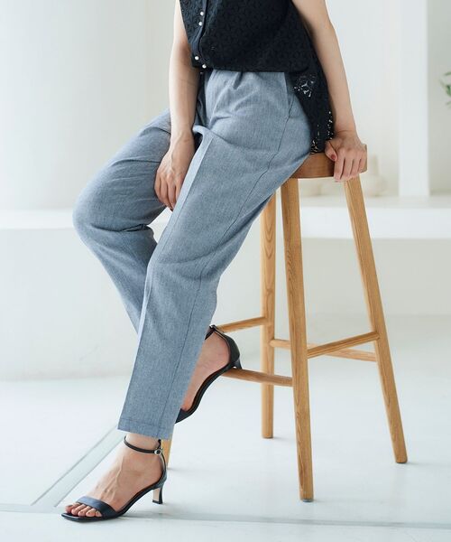 le.coeur blanc（ルクールブラン）の「シャンブレーテーパードパンツ（スラックス・レディース・ネイビー/サックスブルー・38/36）」の6枚目の写真